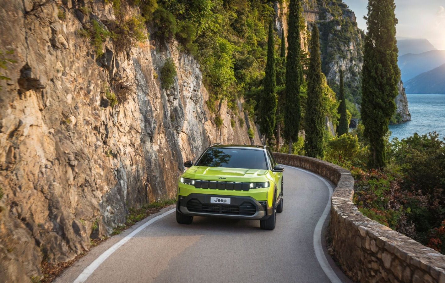 New Jeep® Compass makes
its debut at 2025 Tannistest as orders open for
Altitude trim