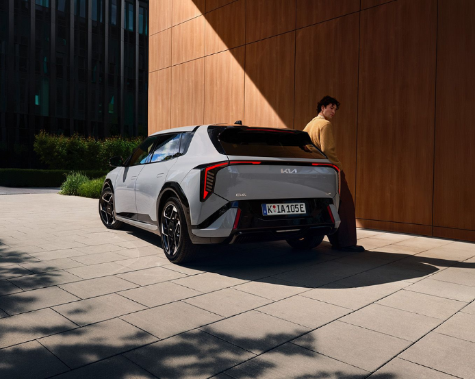 NEW KIA EV4 HATCHBACK - 261 OFFER