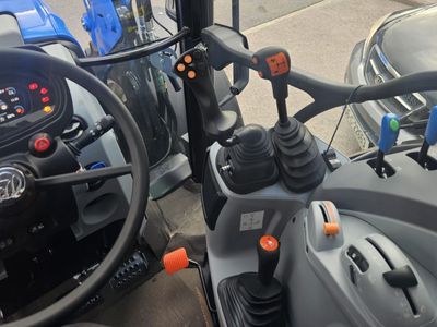 2025 New Holland T5