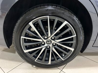 2023 Lexus ES 300h