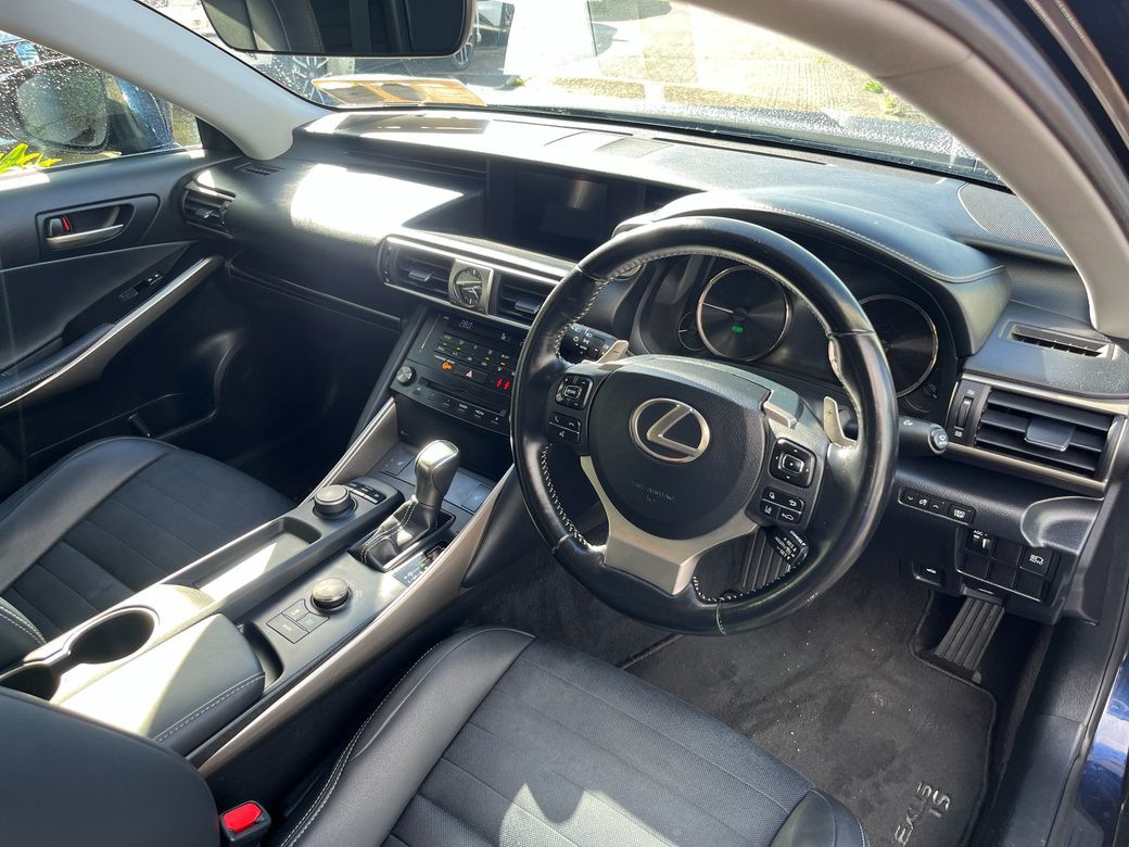 2017 Lexus IS 300h