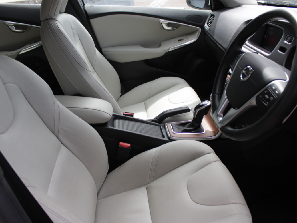 2020 Volvo V40