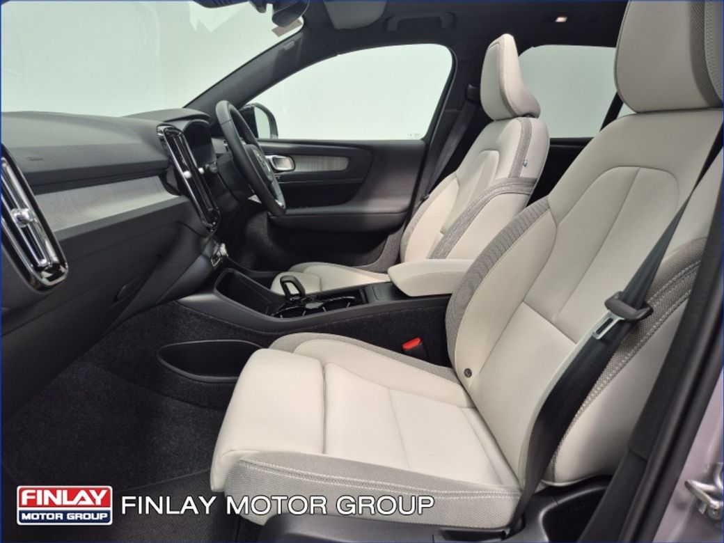 2025 Volvo EX40