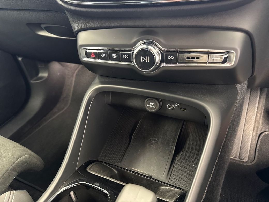 2025 Volvo EX40