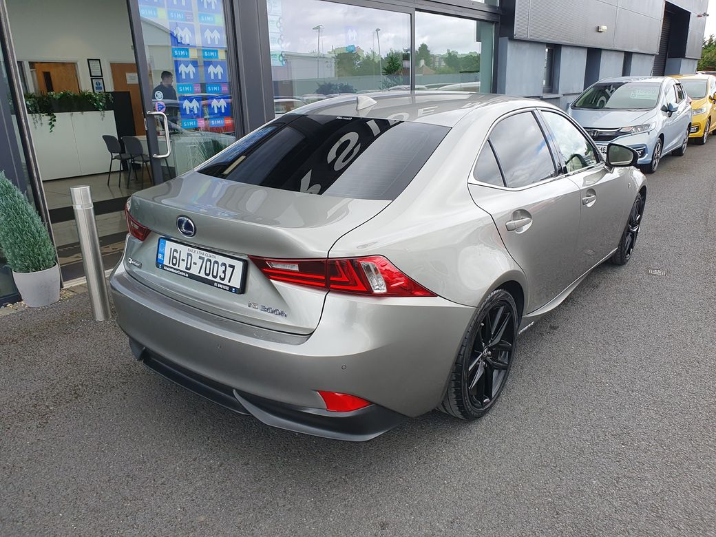 2016 Lexus IS 300h