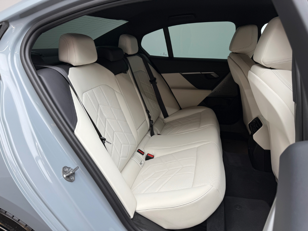 2024 BMW i5