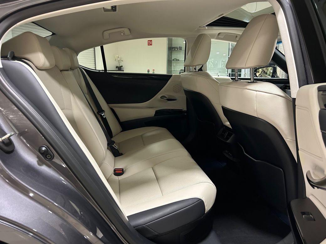 2023 Lexus ES 300h