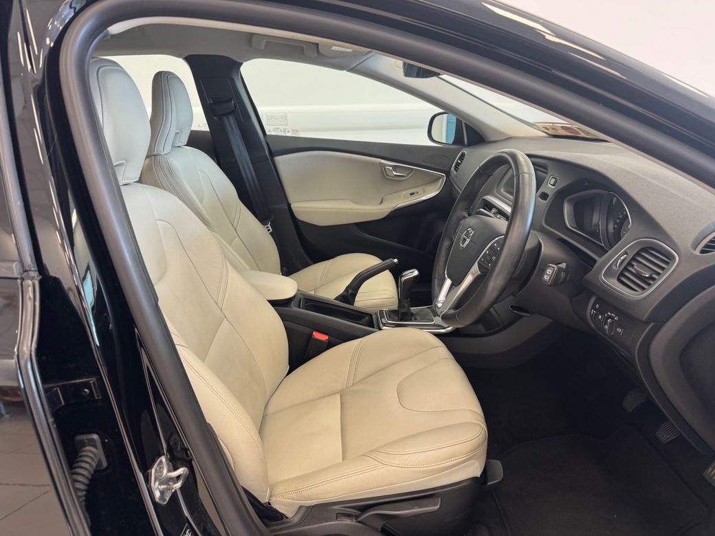 2017 Volvo V40