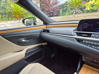 2021 Lexus ES 300h