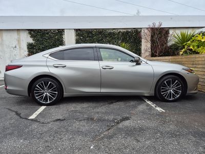 2023 Lexus ES 300h