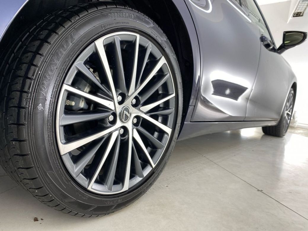 2025 Lexus ES 300h