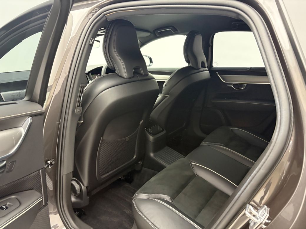 2022 Volvo S90