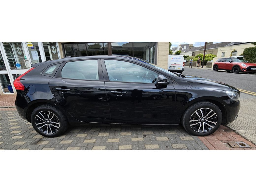2017 Volvo V40