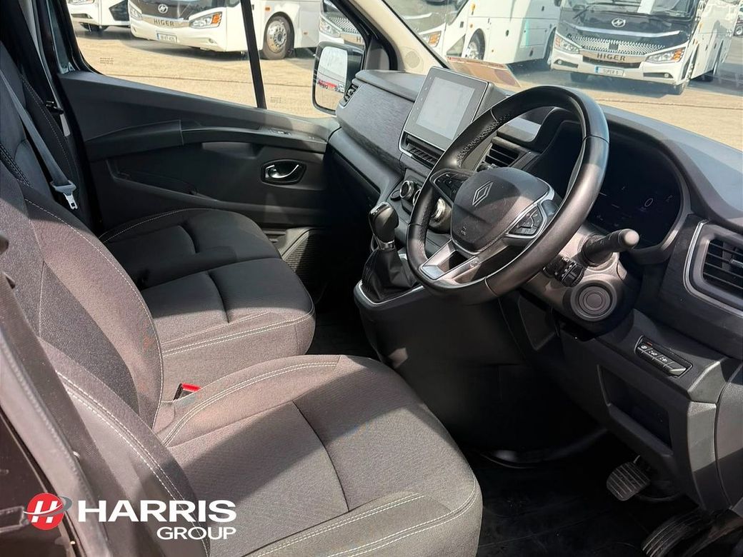 2024 Black Renault Trafic