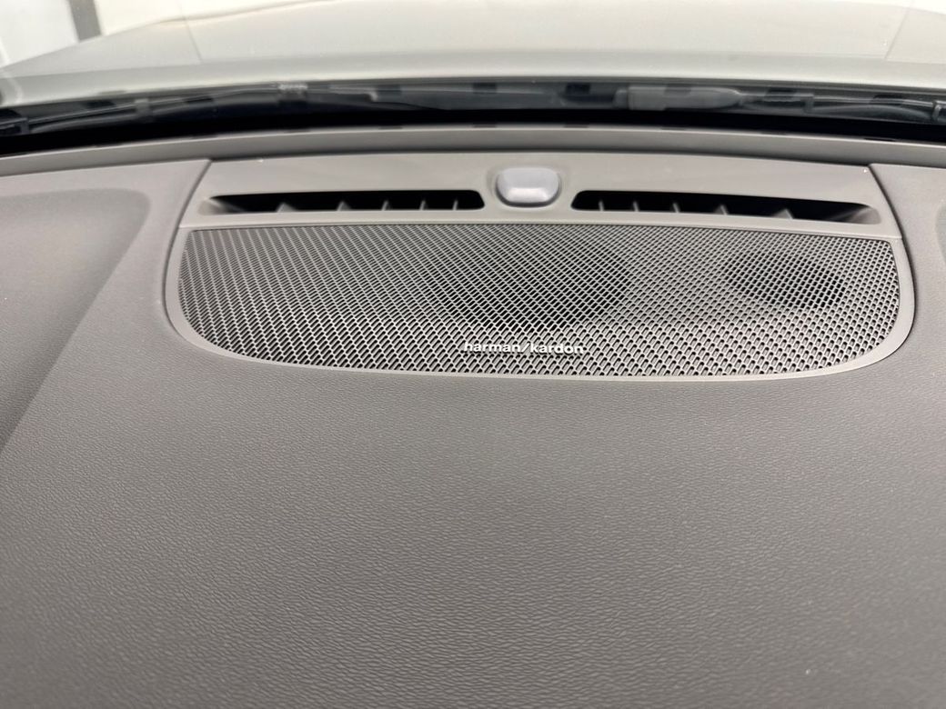 2025 Volvo EX40