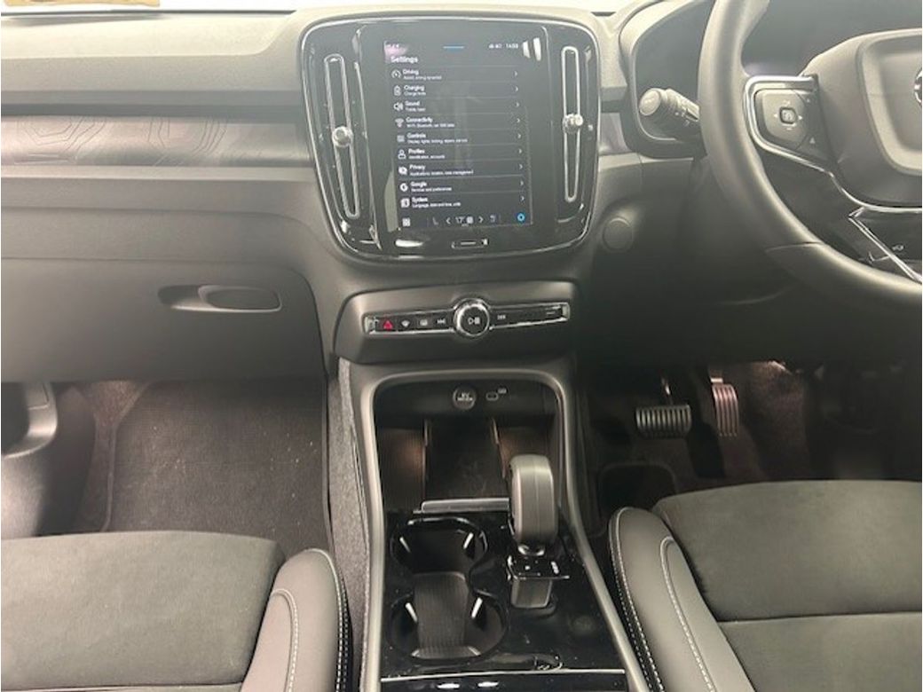 2025 Volvo XC40