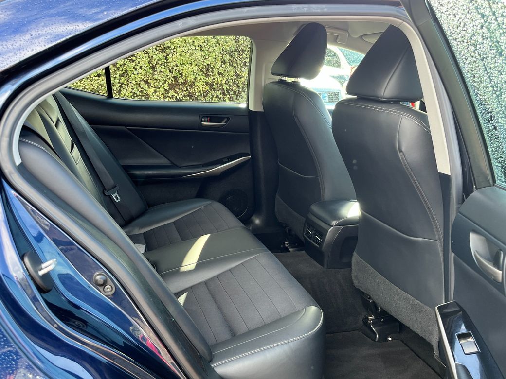 2017 Lexus IS 300h