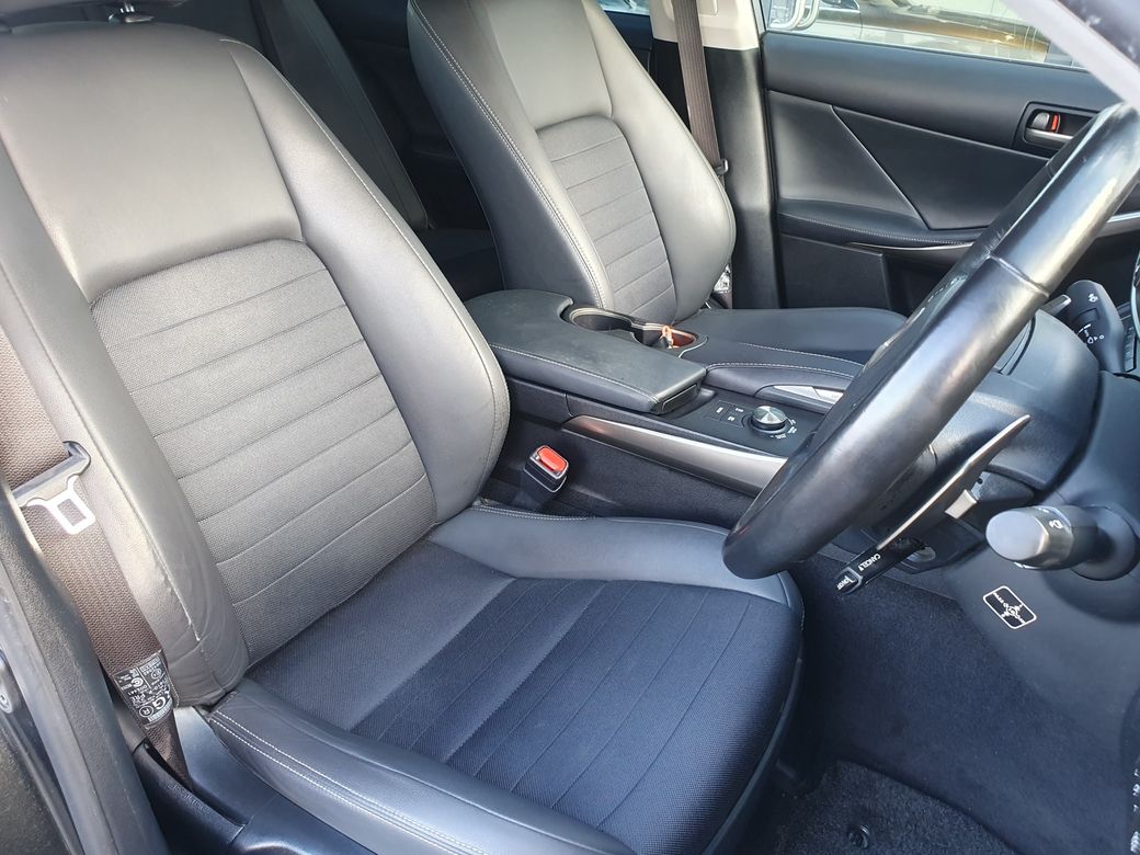 2016 Lexus IS 300h