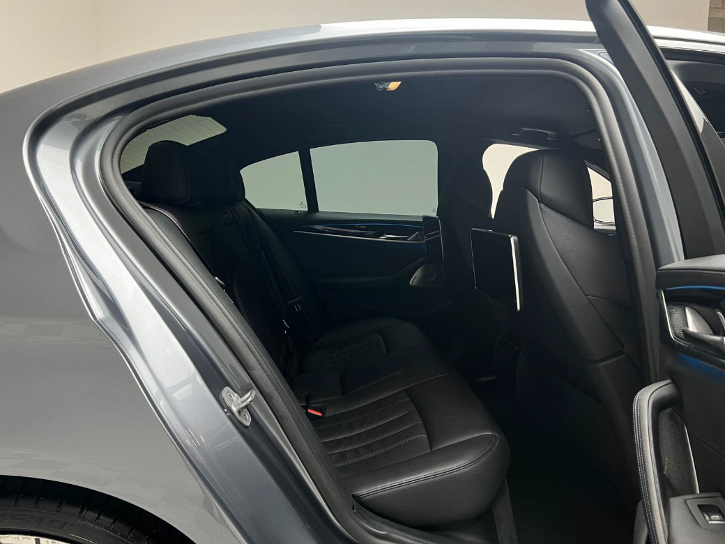 2021 BMW 530