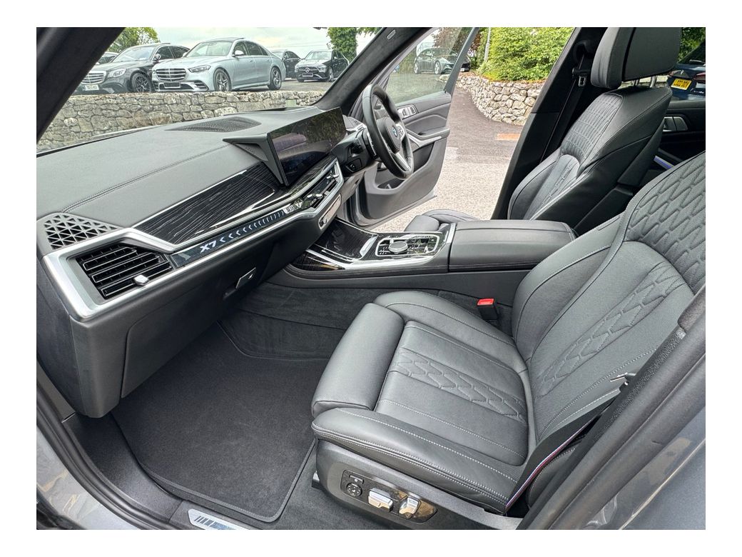 2023 BMW X7