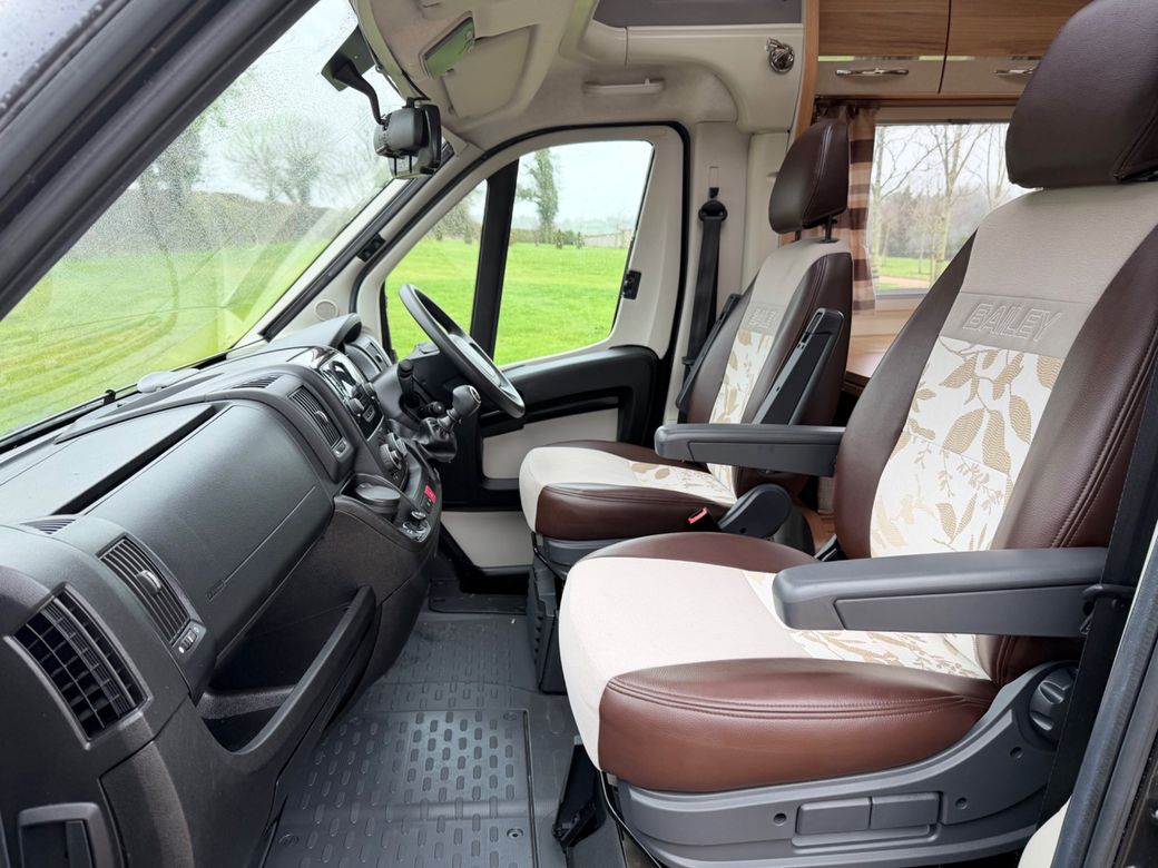 2016 BAILEY APPROACH  AUTOGRAPH 745 R.H.D LOW PROFILE 