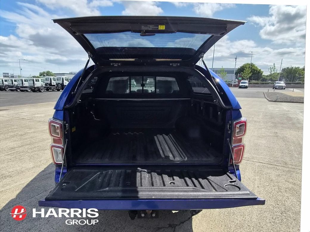 2022 Blue Isuzu D-MAX