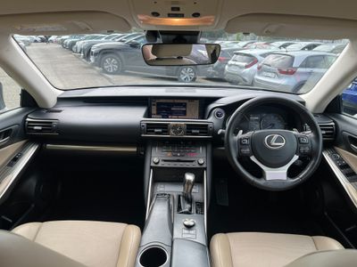 2019 Lexus IS 300h