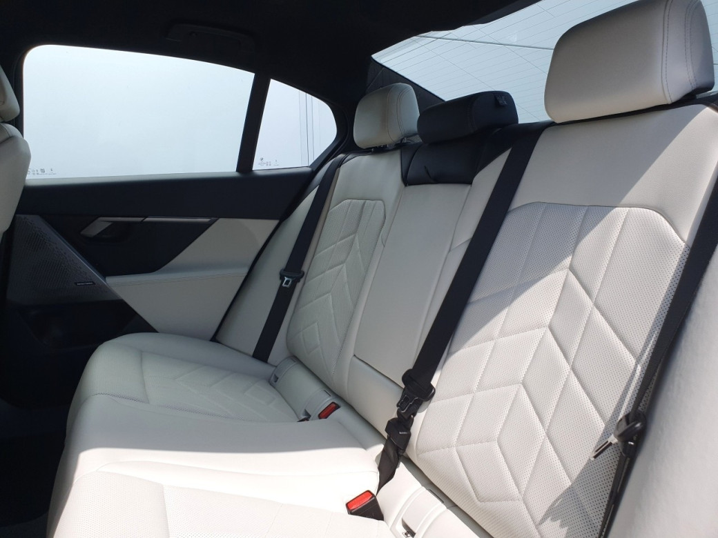 2025 BMW 530