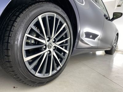 2025 Lexus ES 300h