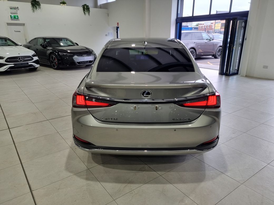 2023 Lexus ES 300h