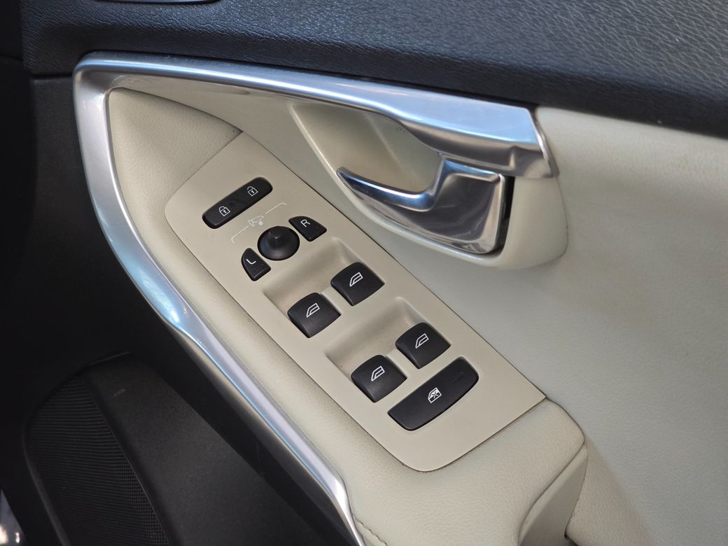 2017 Volvo V40