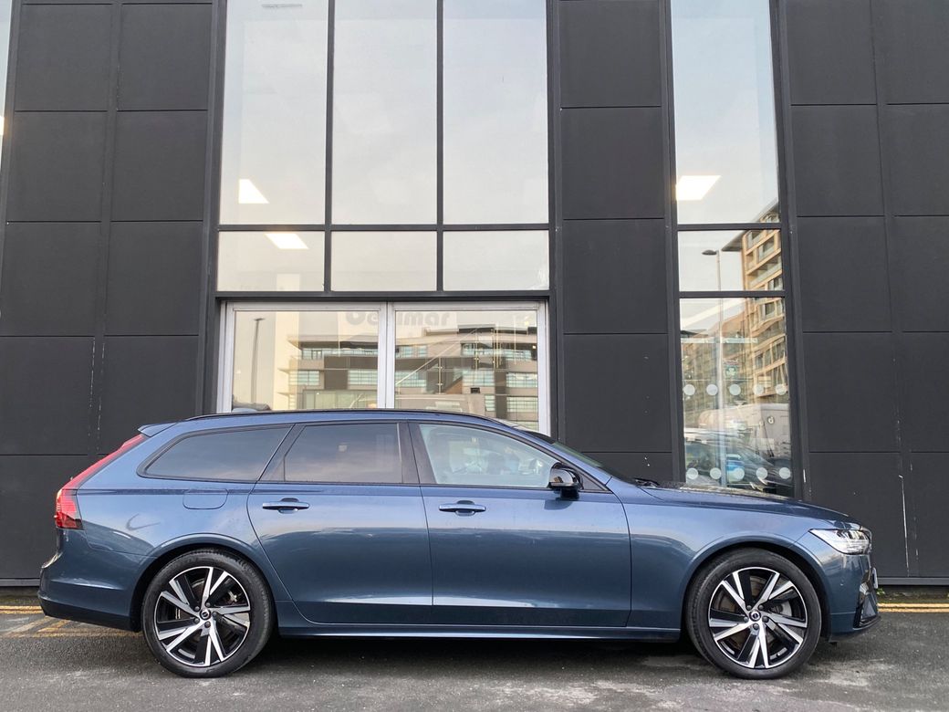 2022 Volvo V90