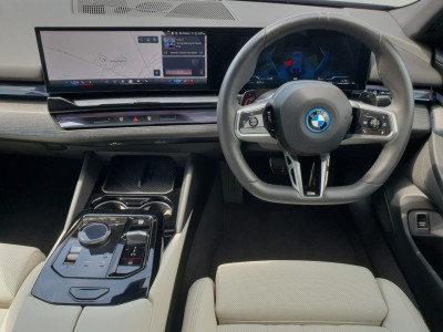 2025 BMW 530