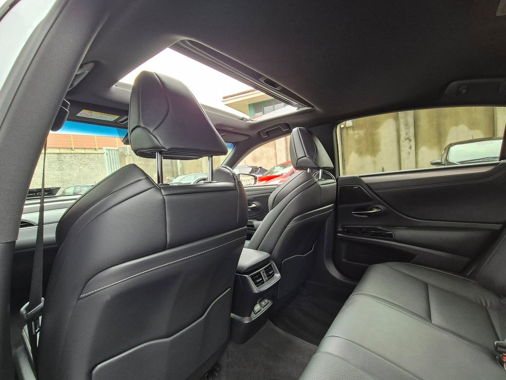 2023 Lexus ES 300h