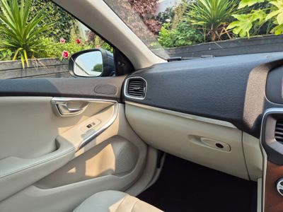 2020 Volvo V40