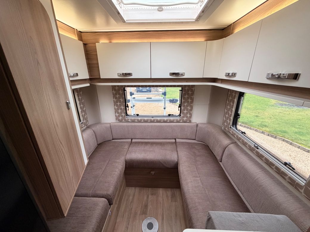 2017 SWIFT  CHAMPAGNE 685 LOW PROFILE R.H.D 