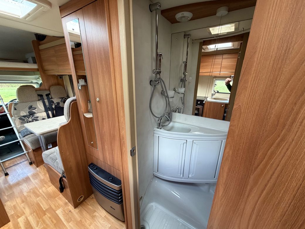 2013 SWIFT ESCAPE 696 R.H.D 