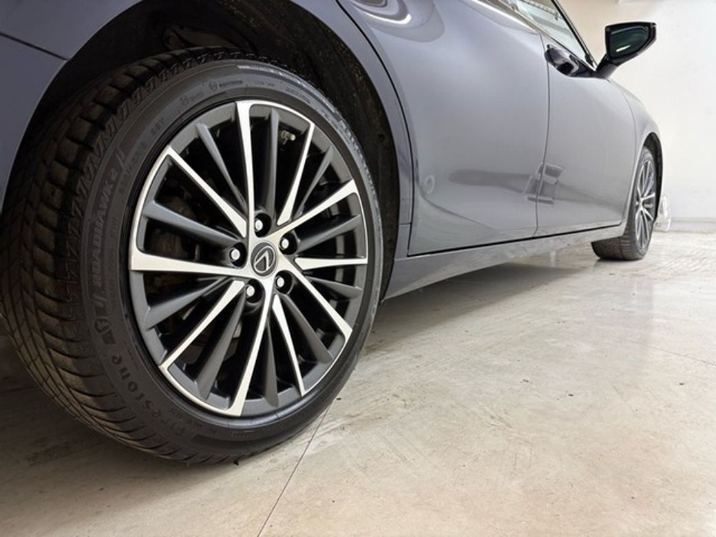 2023 Lexus ES 300h