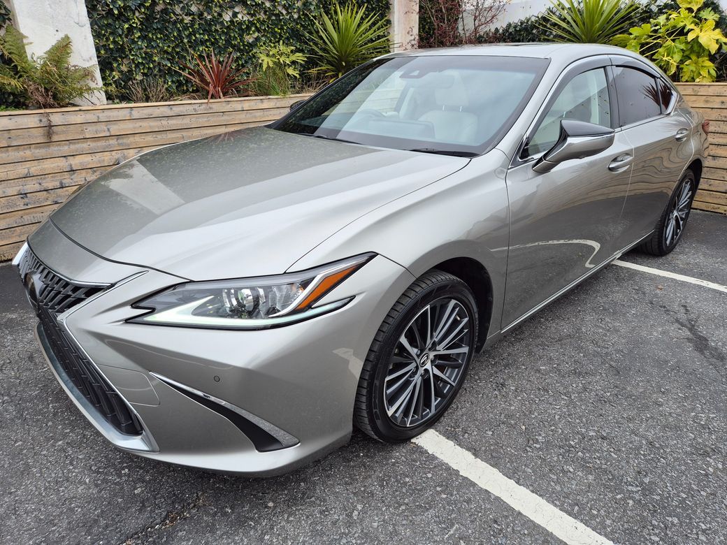 2023 Lexus ES 300h