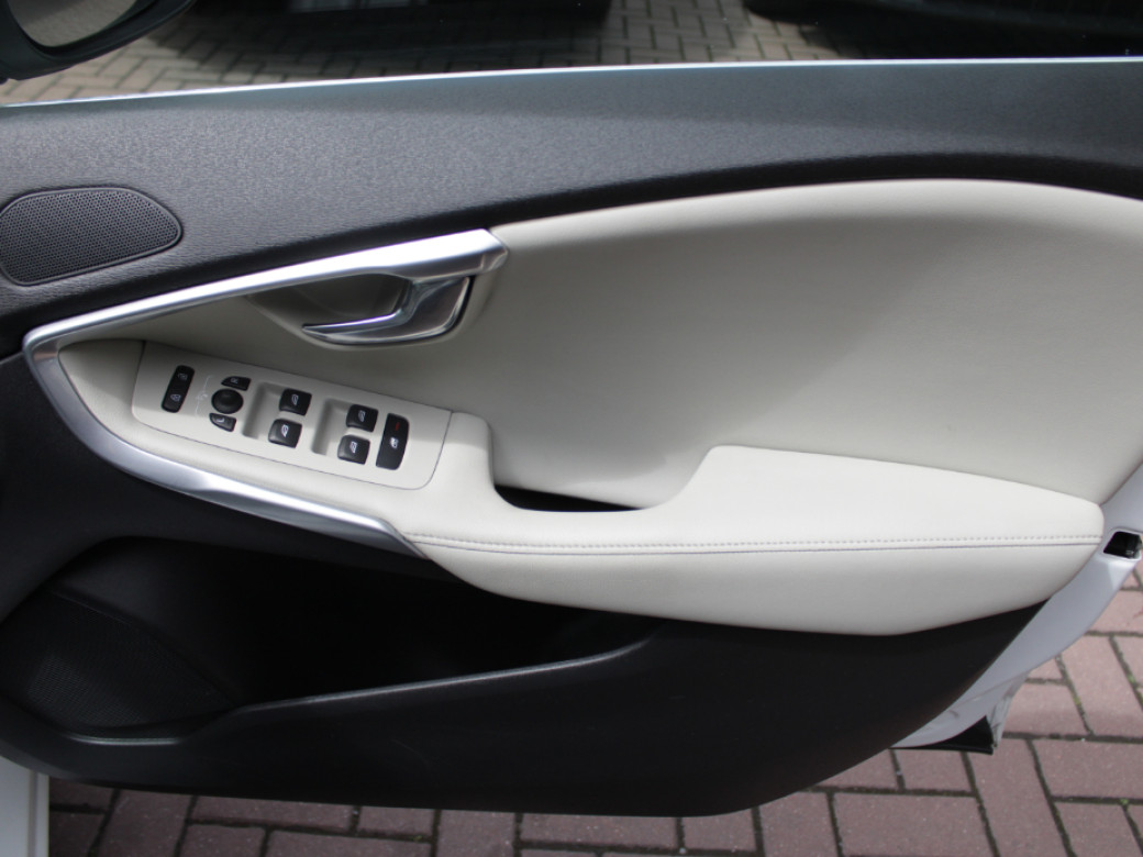 2020 Volvo V40