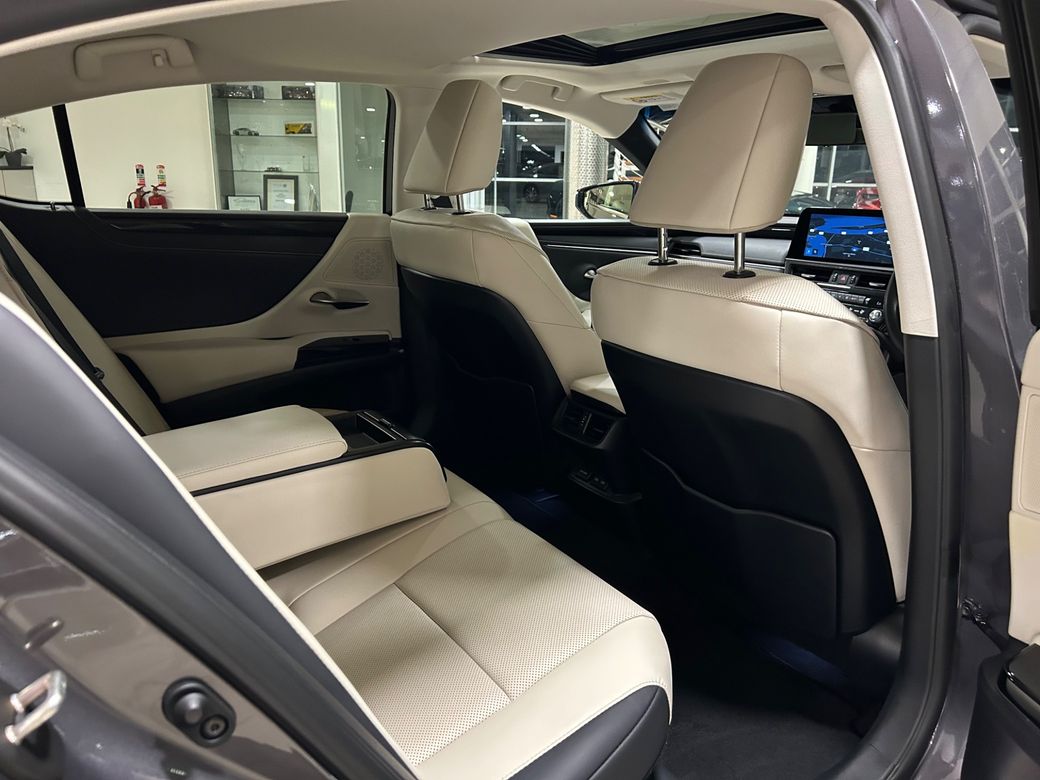 2023 Lexus ES 300h