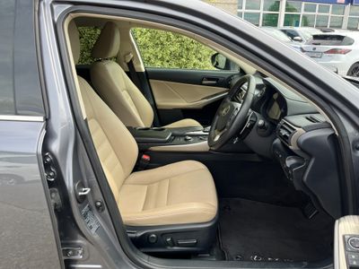 2019 Lexus IS 300h