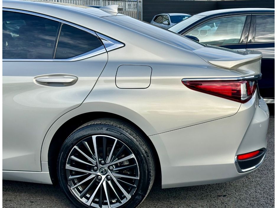 2023 Lexus ES 300h