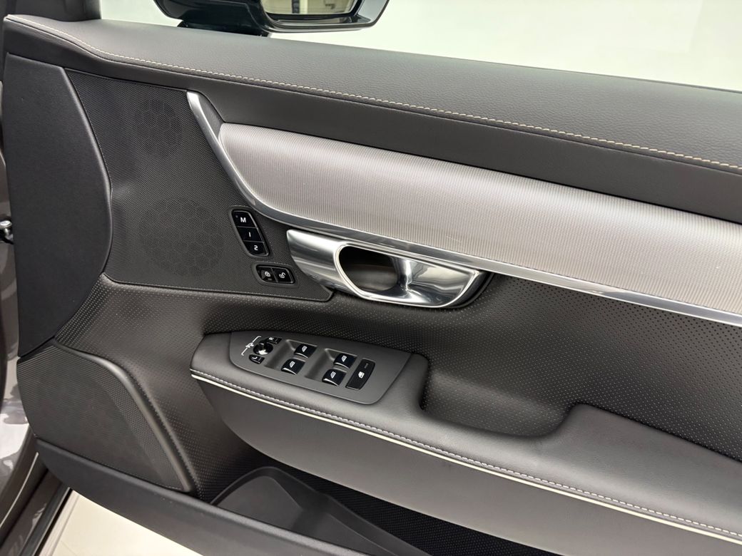 2022 Volvo S90
