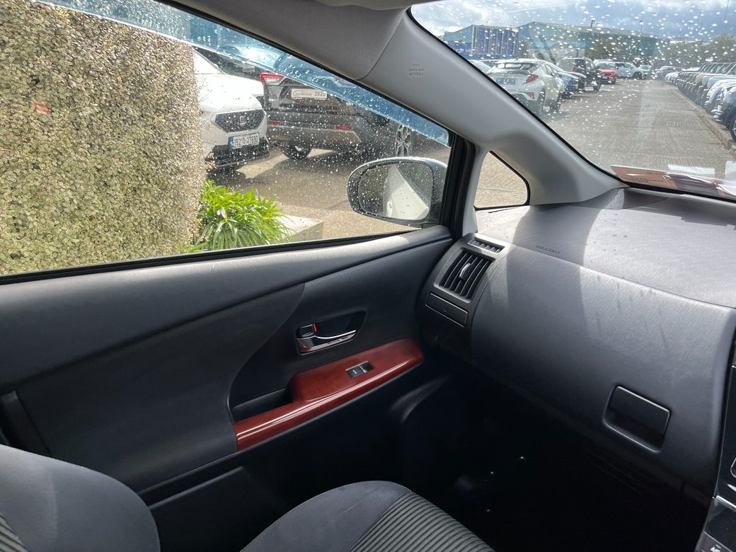 2016 Toyota Prius Alpha