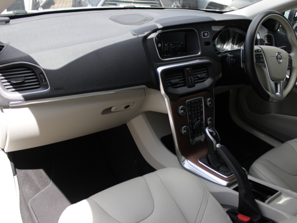 2017 Volvo V40