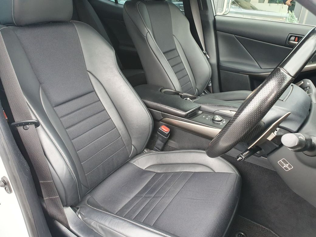 2017 Lexus IS 300h