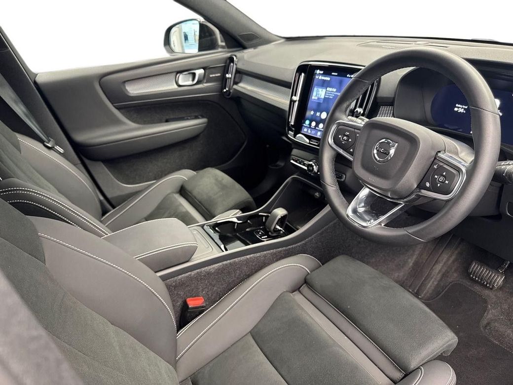 2025 Volvo EX40