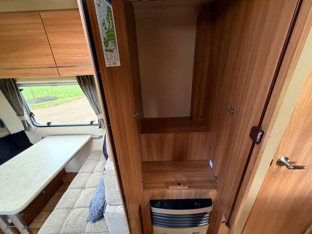 2013 SWIFT ESCAPE 696 R.H.D 