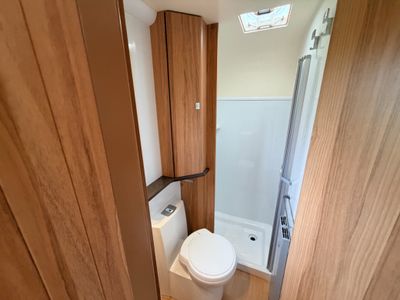 2016 BAILEY APPROACH  AUTOGRAPH 745 R.H.D LOW PROFILE 